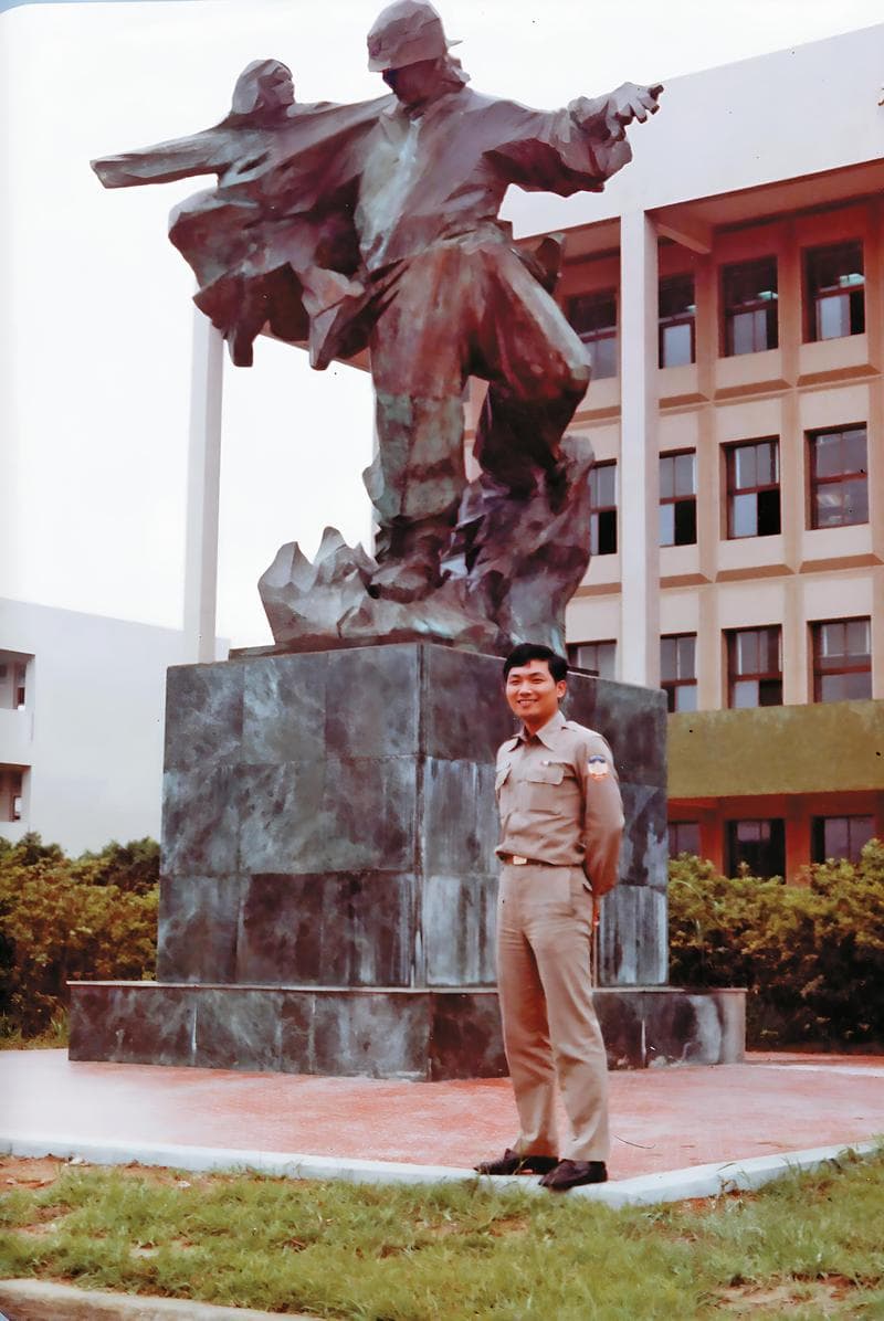 侯友宜於中央警官學校就讀時的警官學校制服照。(侯友宜競選辦公室提供)