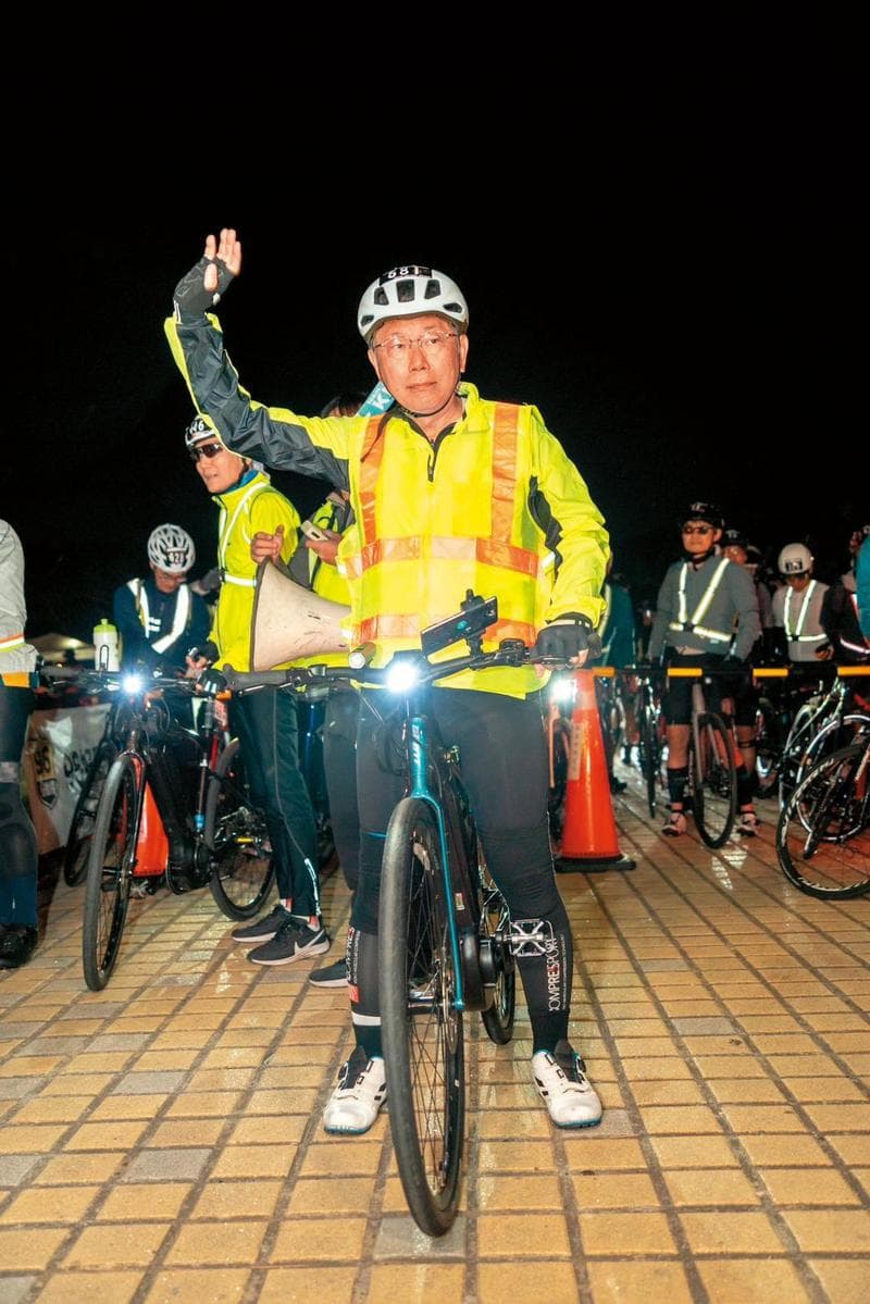 一日雙塔的價值,不是挑戰自我體能極限,而是相信 Nothing is impossible。(柯文哲競選辦公室提供)